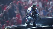 Nikto nič netušil. Počas vystúpenia Kendricka Lamara na Halftime Show zasahovala SBS-ka