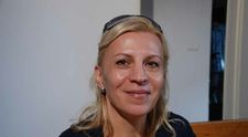 Nežná motorkárka navarí absolútne bez problémov!