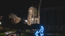 Režírovať fontánu, dotknúť sa svetelného vodopádu, navštíviť drevený kostolík