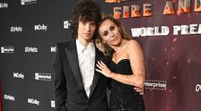 Miley Cyrus sa zasnúbila: Hrdo ukazuje netradičný prsteň