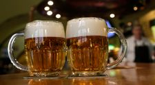 Pivo, dve deci vína alebo poldeci destilátu. Viete, čo obsahuje viac alkoholu?
