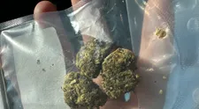 Droga z automatov posiela deti na urgenty. Predajca sa však bráni