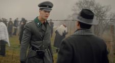 Nikoho nezaujíma, že je riaditeľ. Nacista na Lukáša namieri zbraň