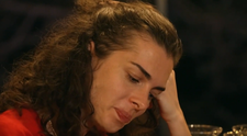 Do vily prišlo ďalšie nové dievča. Žaneta to už nevydržala a rozplakala sa