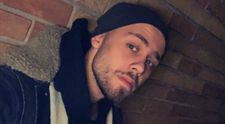 Sexy herec s dieťatkom v náručí. Jeho mama je neznáma