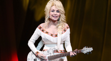 Dolly Parton zomrela pred dvoma týždňami. Teraz sa jej hlas ozval znova