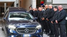 Posledné zbohom velikánovi. Poctu mu prišli vzdať tisíce ľudí
