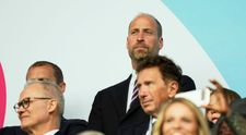 Princ William sa ukázal na futbale s nečakanou spoločnosťou. Kate to nebola