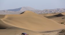 Pri výbuchu auta v prológu Rely Dakar sa vážne zranil francúzsky jazdec P. Boutron