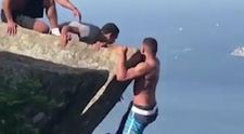 Pre jednu fotku riskoval život. Odvážlivca museli zachraňovať turisti