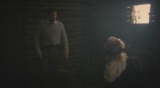 Laco leží nehybne na zemi. Helgin útek sa môže začať