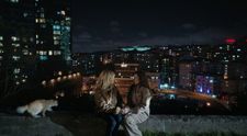 Šokovaná Azra sa rozhodne zasvätiť Sanem do svojich plánov. Hra sa začína