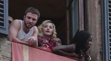 Madonna spôsobila v Taliansku rozruch. Kráľovná popu oslavovala narodeniny