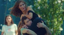 Rahmetovi prasknú nervy, keď ho krásna Deniz zo zlomyseľnosti poníži