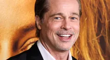 Prichytený! Brad Pitt s novou priateľkou hore bez