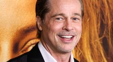 Prichytený! Brad Pitt s novou priateľkou hore bez