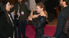Začalo sa to pred 25 rokmi, sú spolu znova. Herci na premiére strhli všetku pozornosť