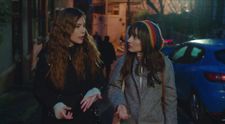 Sestry Zeynep a Yıldız sú rozdielne ako deň a noc. Majú odlišné sny, ambície aj túžby