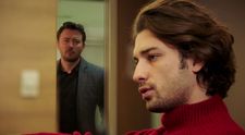 Keď si Gökhan vypočuje rozhovor Sinana a Yağıza, najradšej by sa prepadol pod zem!