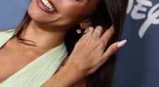 Známa dvojica je zasnúbená, speváčka ukázala obrí diamant. Z tej ceny sa vám zatočí hlava
