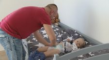 Podmienky, za ktorých môžu brať otcovia materské, sa možno budú meniť