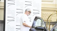Z týchto záberov trhá srdce. Herecká legenda prišla na festival s kanylou v ruke