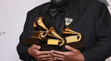 Policajný zásah na odovzdávaní Grammy: Najprv si prevzal tri ceny, potom ho brali
