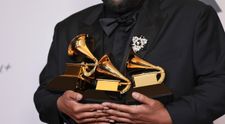 Policajný zásah na odovzdávaní Grammy: Najprv si prevzal tri ceny, potom ho brali