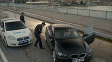 Polícia nájde na moste Meteho opustené auto...