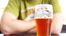 Česi prestávajú chodiť na pivo do krčiem, uprednostňujú plechovkové!