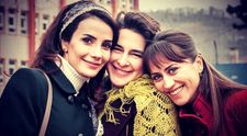 Ohrozené nakrúcanie: Gümüş, Mukaddes a Gülfem zamrzli úsmevy!