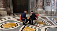 GALÉRIA: Zábery, aké nikto nečakal. Donald Trump a Volodymyr Zelenskyj v deň pápežovho pohrebu diskutovali v Bazilike sv. Petra