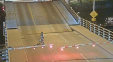 Cyklistka nerešpektovala rampy. Takmer ju pripučil zdvíhací most