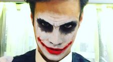 Kto som? Za maskou Jokera sa skrýva známy seriálový fešák!