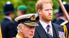Princ Harry pricestoval do Londýna za otcom. Meghan ostala v Amerike