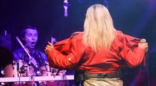 Anglický sexsymbol v Chart Show. Blondína stále provokuje veľkým výstrihom