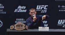 McGregor na spoločnú tlačovku s Nurmagomedovom meškal. Ten hovoril o prejave neúcty