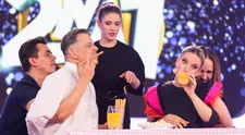 Všimli ste si tento detail? Známa herečka chytila Adelu za poprsie!