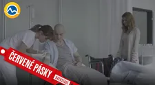 Pri nakrúcaní tiekla krv! Do ruky mu omylom zapichli skutočnú ihlu