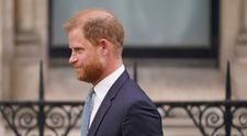 Netušil, akého má spojenca. Princezná ľutuje princa Harryho a hovorí o šikane
