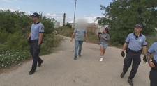 Na svoj pozemok chodí obkolesený policajtmi