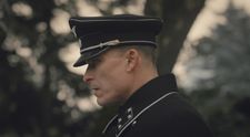 Walter započuje svoje meno a stuhne. Je späť