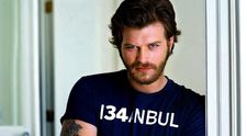Kıvanç Tatlıtuğ skončil v opatere lekárov! S diagnózou syndróm vyhorenia...