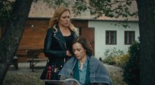 Bola to ona? Elena si všimne fotografiu v Kamilinom albume a prejde ňou mráz