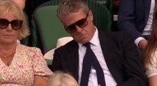 Z tohto videa sa stal virál: Hugh Grant zaspal na Wimbledone