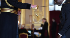 Je z neho sir: Kráľ Karol III. povýšil známeho herca do rytierskeho stavu za charitatívny prínos