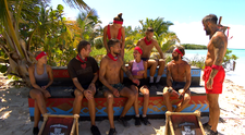 Nahé zábery hviezdy šou Survivor: Rozkročené nohy vo vani