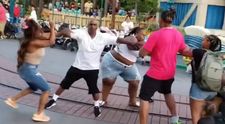 Rodinná bitka v Disneylande: Tragikomické video sa stalo hitom na sociálnych sieťach