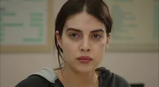 Na rozdiel od Yağıza tápajúceho v temnotách, Hazan jeho tvár spozná okamžite