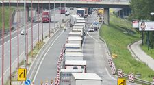 Pevné nervy. Bratislavu čakajú počas piatku veľké dopravné obmedzenia